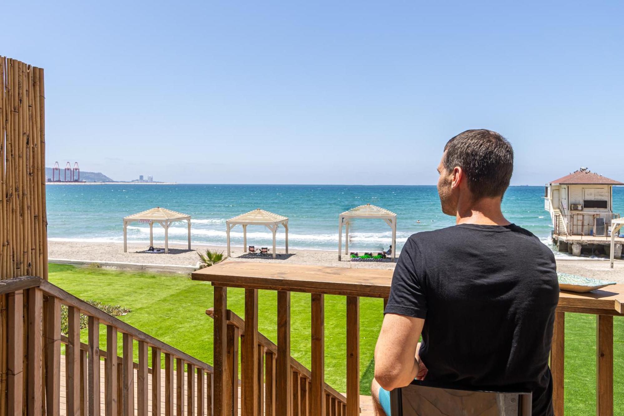 בית חוף מושלם עם גקוזי ומרפסת - Beachside Bliss W Jacuzzi Haifa Eksteriør billede